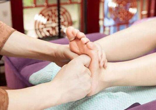 杭州会所:泡脚可以消除疲劳